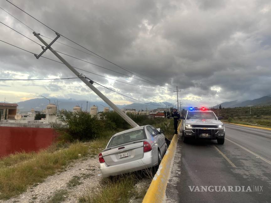 Conductor se impacta contra poste de concreto y abandona su auto, en Saltillo