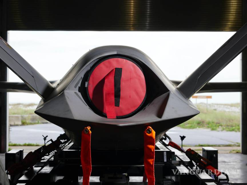 $!La parte trasera del avión de combate no tripulado experimental Kratos XQ-58 en la Base de la Fuerza Aérea de Eglin, cerca de Fort Walton Beach, Florida