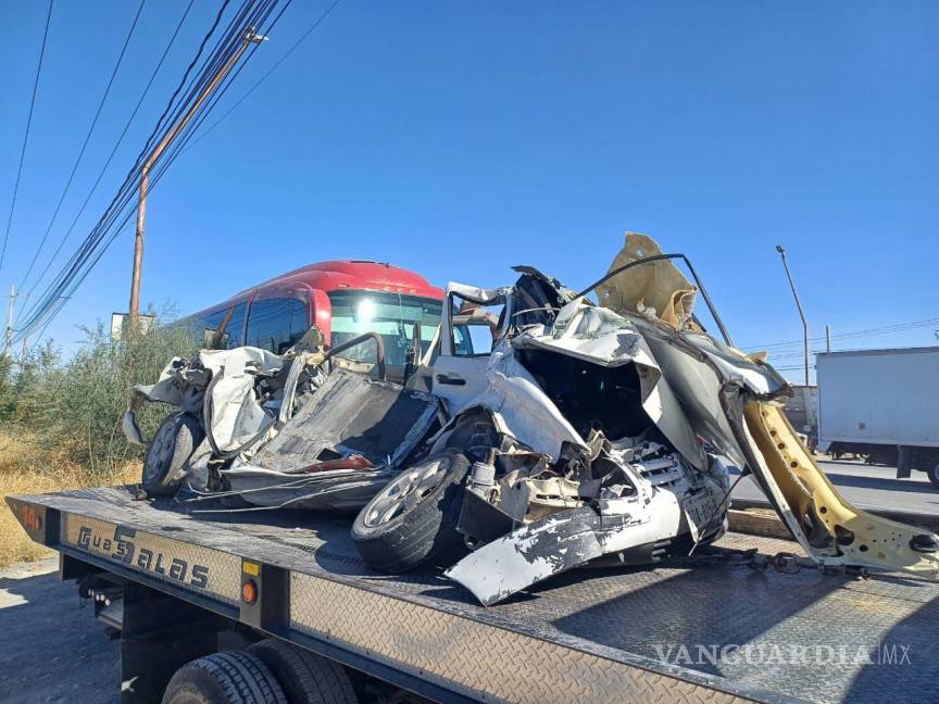 $!El vehículo Pointer quedó completamente destrozado bajo la unidad de transporte.