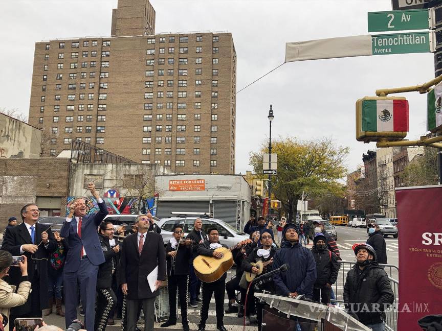 $!Además de mariachis, inmigrantes mexicanos acudieron a la ceremonia del lunes y se tomaron fotos junto a Ebrard, quien charló un rato con ellos.