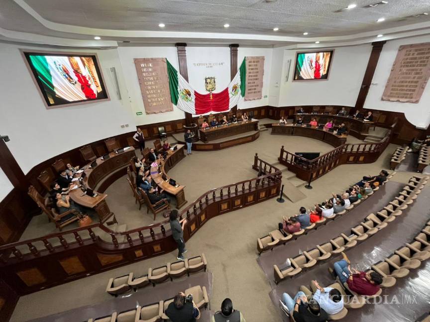 $!Participantes del 4° Parlamento LGBTIQ+ de Coahuila presentan propuestas ciudadanas en la Sala de Sesiones del Congreso del Estado.