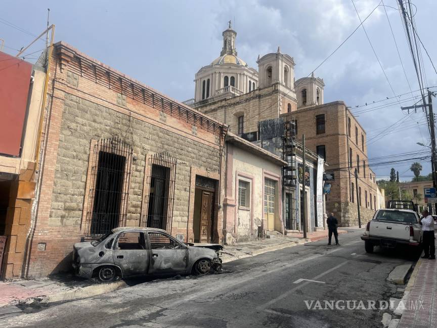 Conductor escapa de auto en llamas en pleno centro de Saltillo