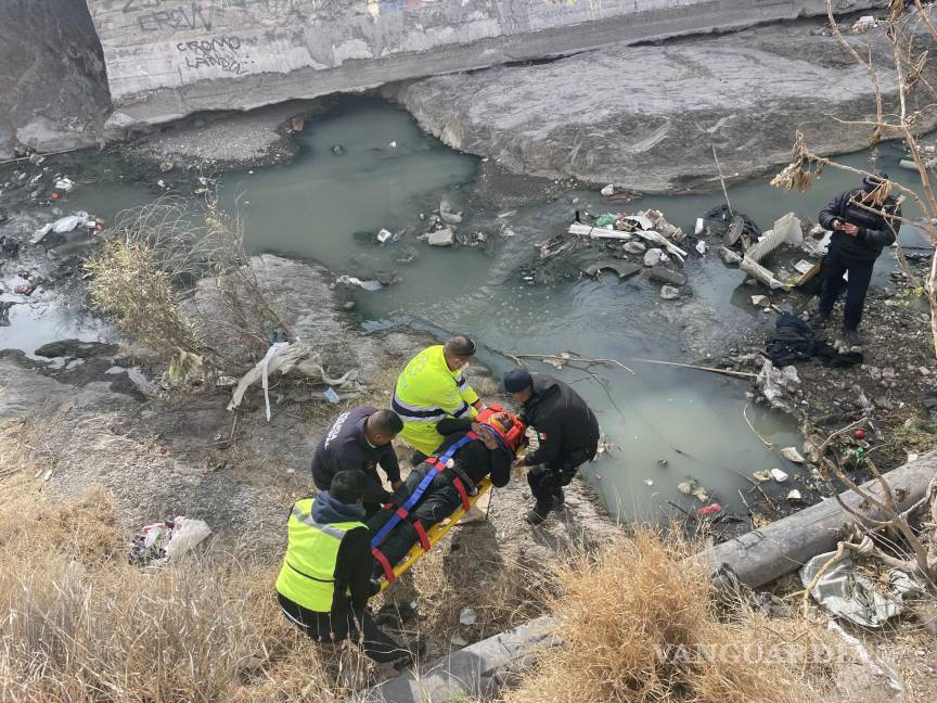 Saltillo: por tomar atajo, motociclista cae a arroyo con todo y el tanque de gas que cargaba