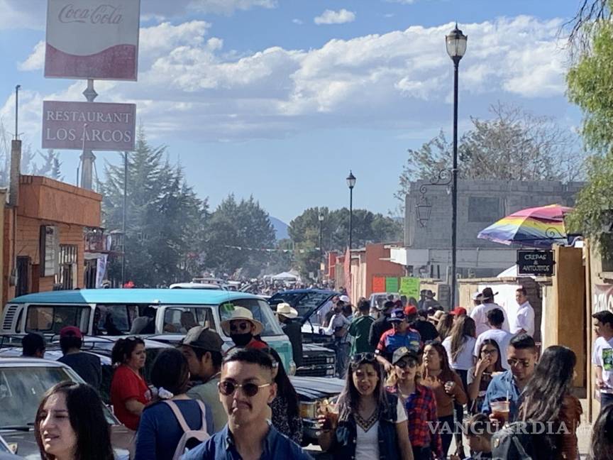 Abarrotan San Antonio de las Alazanas por autos clásicos