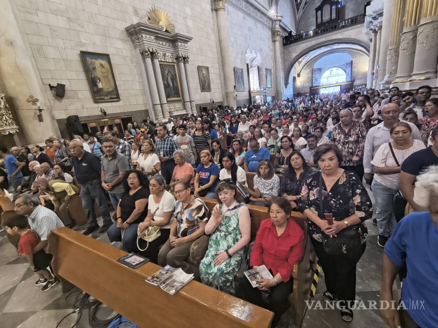 $!La imagen del Santo Cristo fue venerada con cantos, oraciones y agradecimientos por los milagros atribuidos a su intercesión.