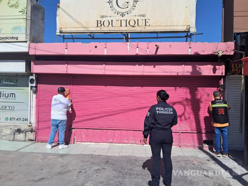 $!Inspectores municipales colocan los sellos de clausura tras detectar irregularidades en el establecimiento.