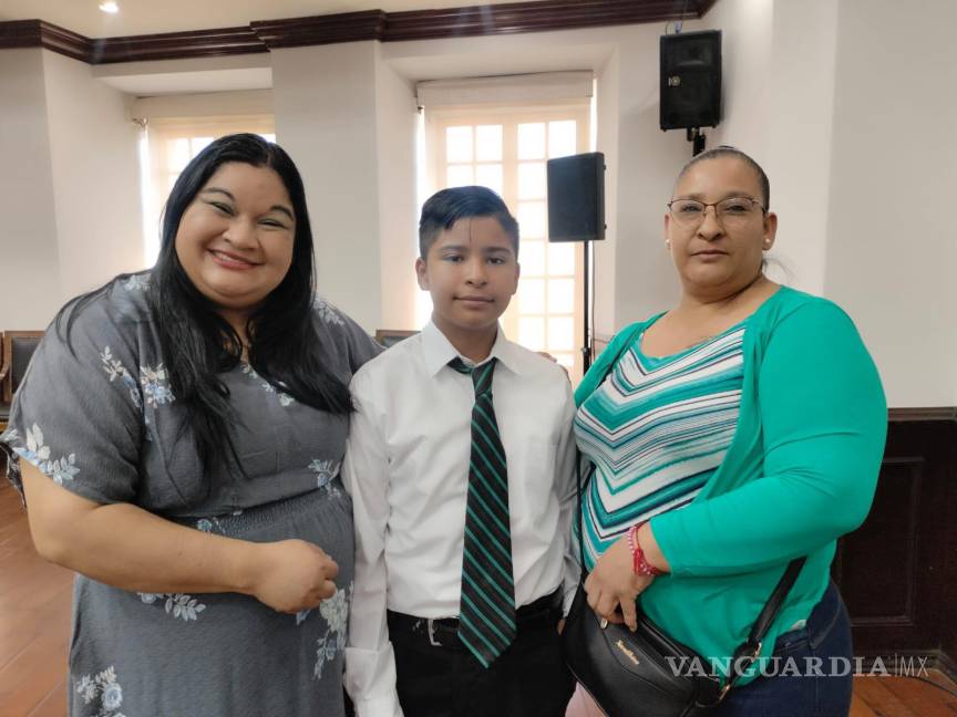$!Carlos Antonio, junto a su maestra y su madre, celebraron su reconocimiento en la escuela Héroes de Chapultepec del ejido El Consuelo.