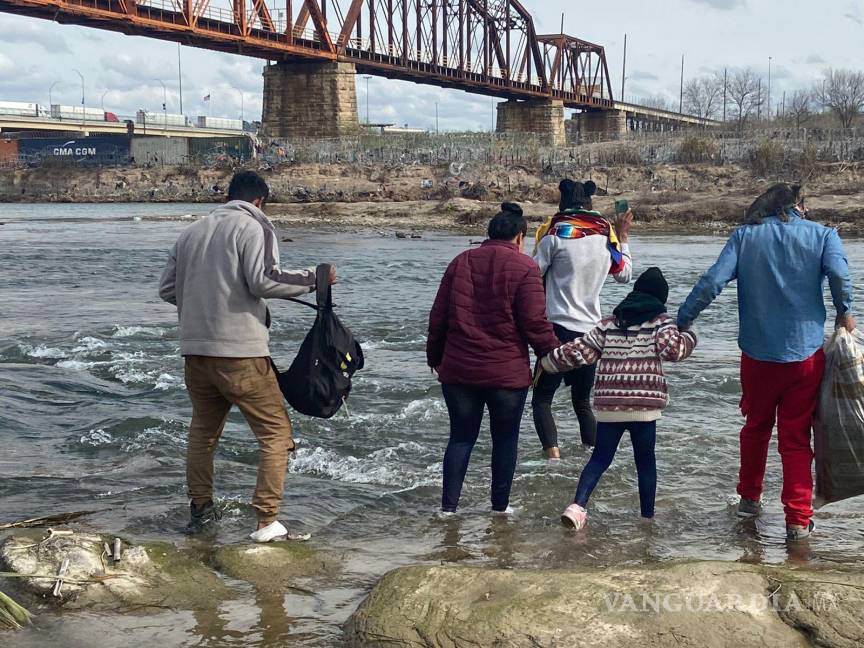 $!Familias enteras están cruzando el río Bravo para buscar una oportunidad en los Estados Unidos.
