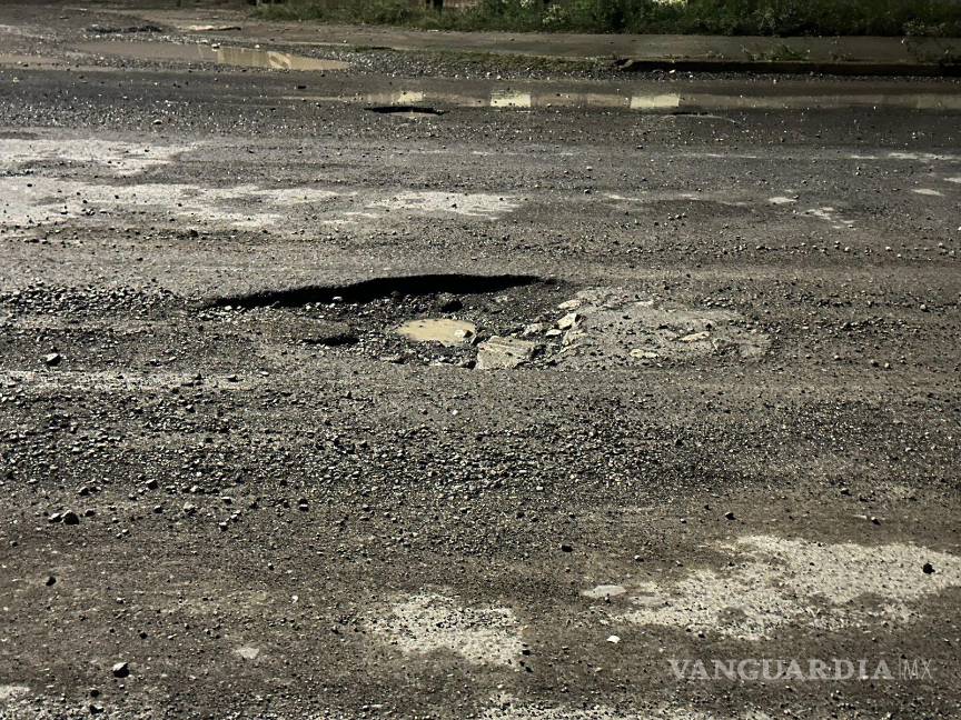 $!El conductor habría perdido el control del Mazda al pasar sobre un bache, lo que provocó el impacto contra la barrera.