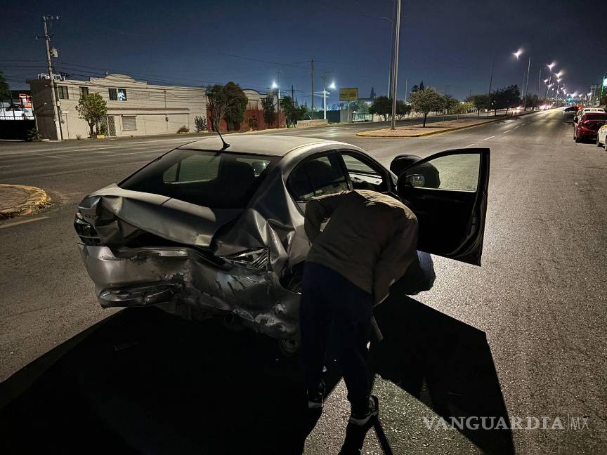 $!El Honda City fue proyectado varios metros por el impacto del vehículo que no frenó a tiempo.