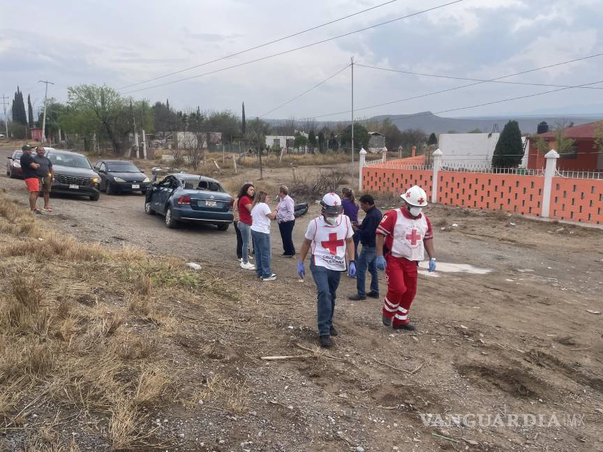 Tráiler choca y saca de la carretera a Familia, en Saltillo