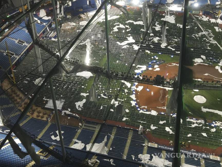 $!El techo del Tropicana Field, hogar de los Rays, quedó destrozado tras el paso de Milton.