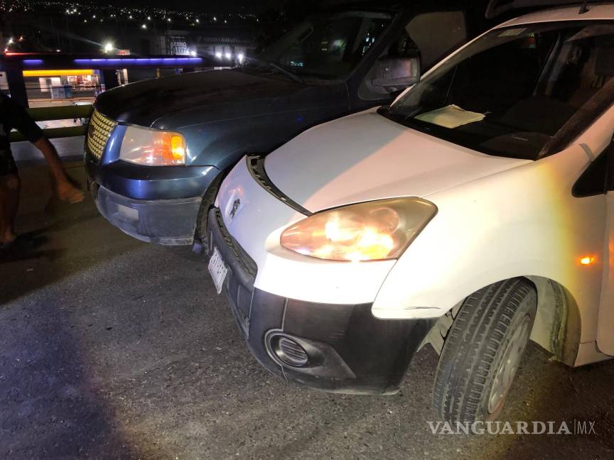 $!El accidente entre una vagoneta y una camioneta sobre el bulevar Fundadores provocó largas filas y cierre parcial de un carril.