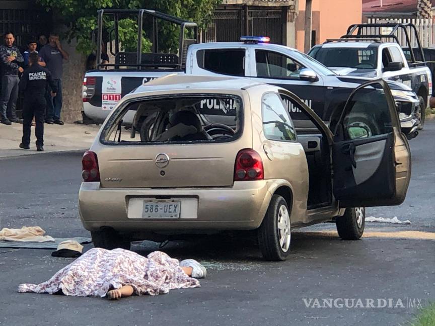 $!Autoridades de la Fiscalía realizando el levantamiento de los cuerpos tras el fatal accidente.