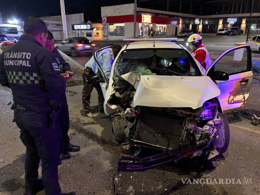 $!Elementos de Tránsito Municipal abanderaron la zona para garantizar la seguridad de los automovilistas mientras se realizaban las diligencias.