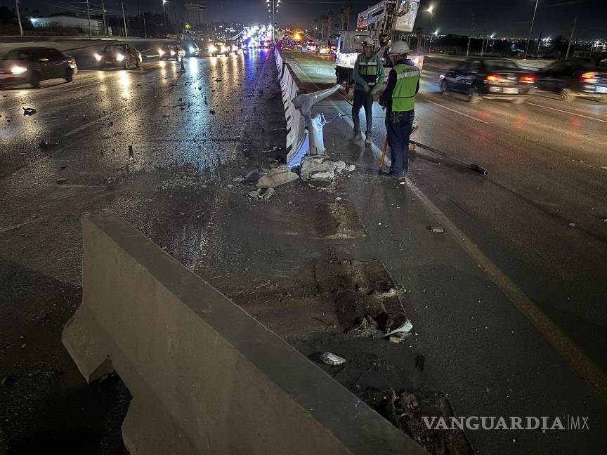 $!Elementos de la policía cerraron dos carriles de circulación mientras se retiraba la camioneta y se realizaban los trabajos de limpieza.
