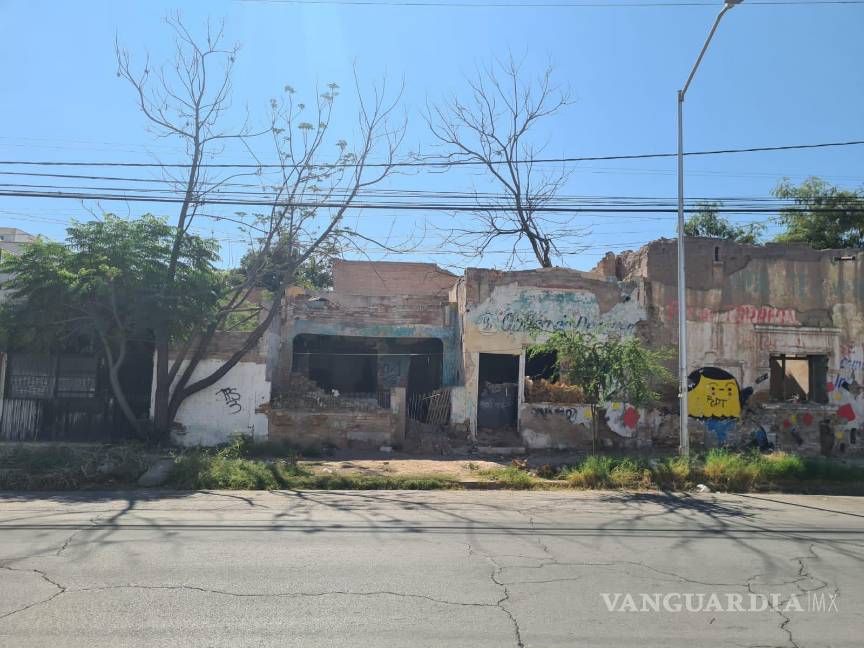 $!Ruinas. Así luce la casa de la privada “Manolín”, por la avenida Allende, a espaldas del Teatro Isauro Martínez, donde vivió de niña Carmen Salinas.