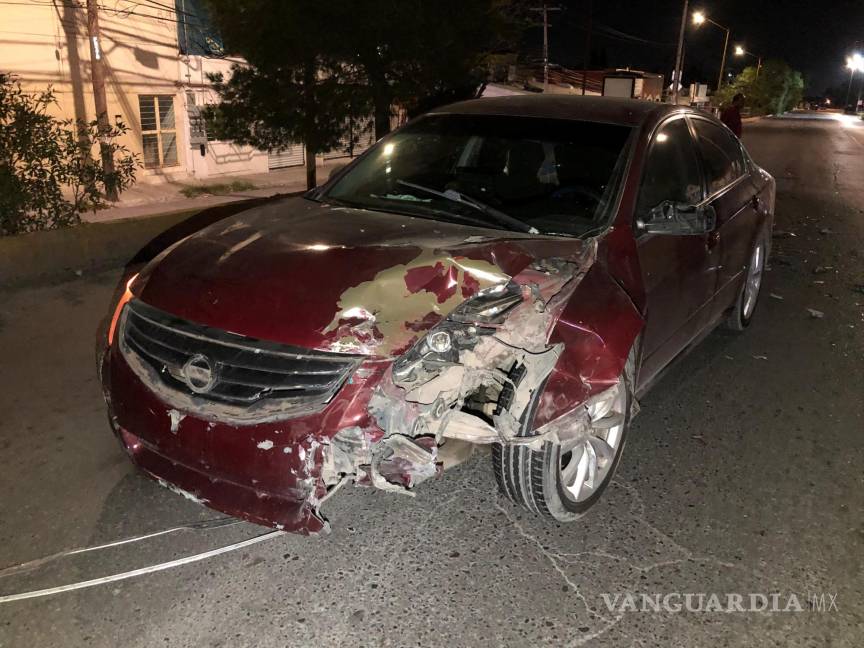 $!El automóvil Sentra, presuntamente manejado por un conductor ebrio, fue señalado como responsable del choque.