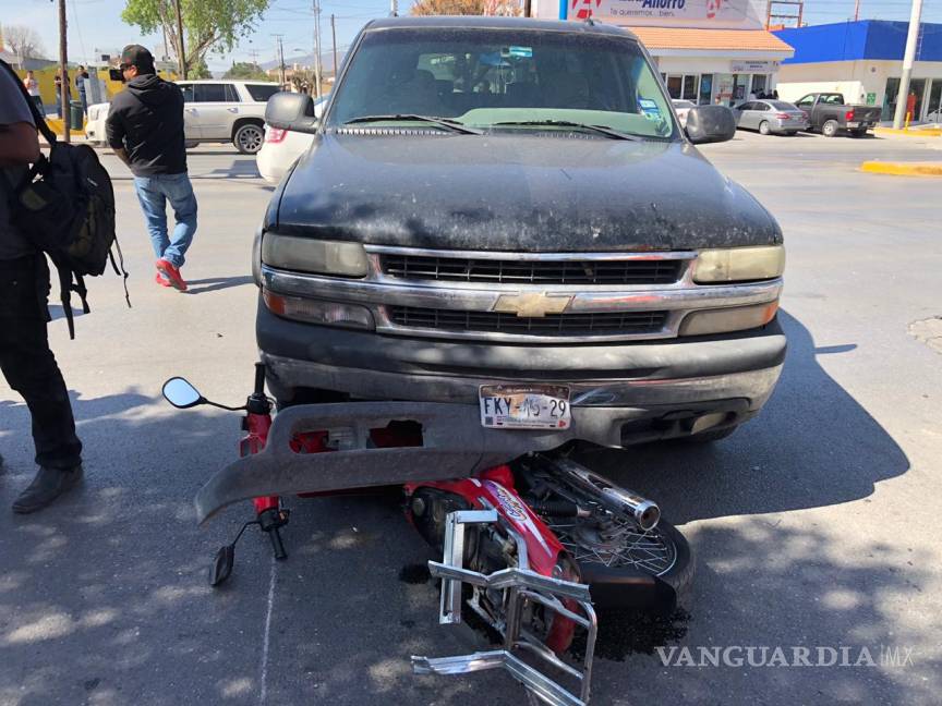 $!Motociclista con heridas de consideración tras ser embestido por una camioneta en Saltillo