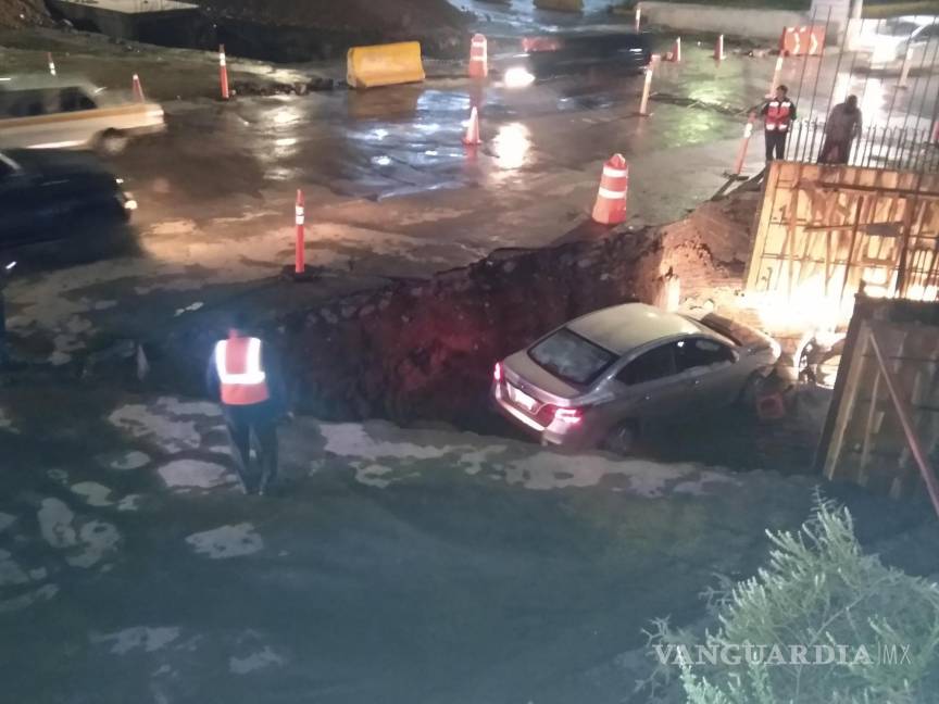 Conductor termina en el fondo de un arroyo, al oriente de Saltillo