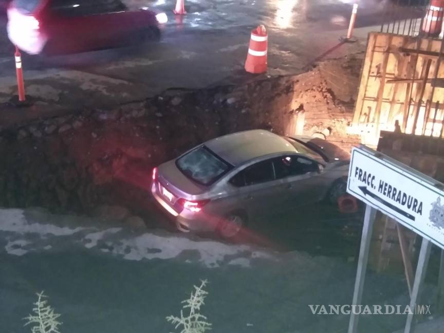 Conductor termina en el fondo de un arroyo, al oriente de Saltillo