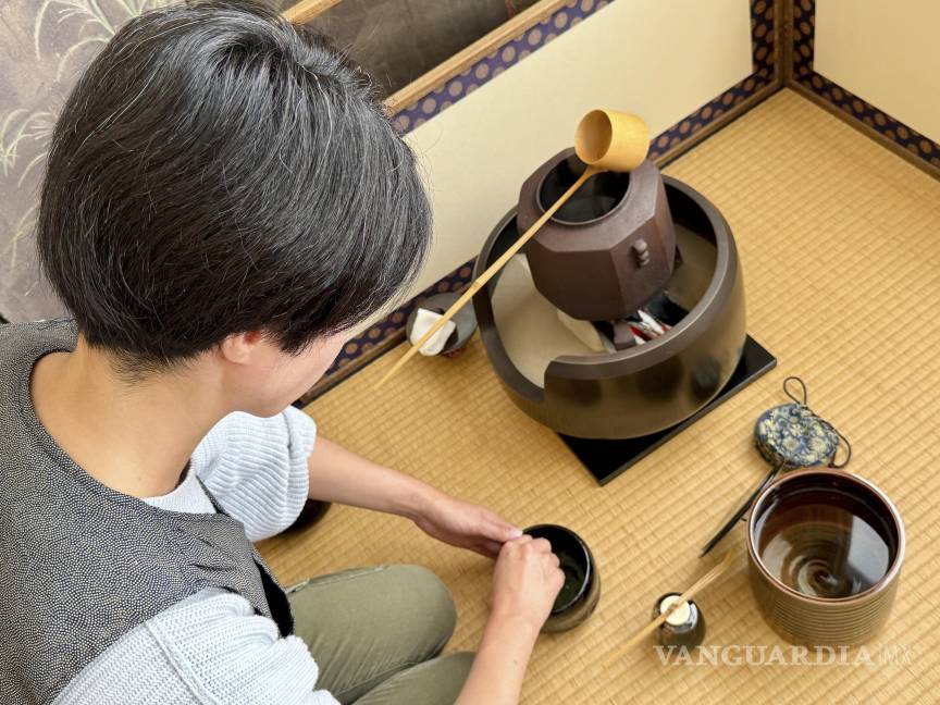$!Anri Frank practica la preparación del matcha durante una clase de servicio tradicional japonés del té, el lunes 8 de septiembre de 2025, en San Francisco.