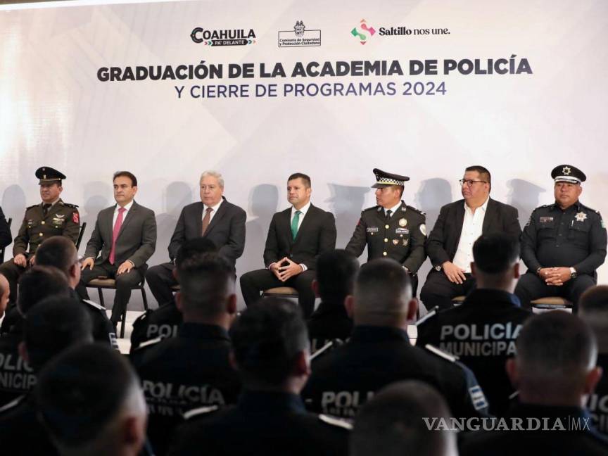 $!El alcalde José María Fraustro y el comisionado de seguridad, Miguel Ángel Garza Félix, destacan la importancia de seguir formando elementos capacitados para una mayor seguridad en Saltillo.