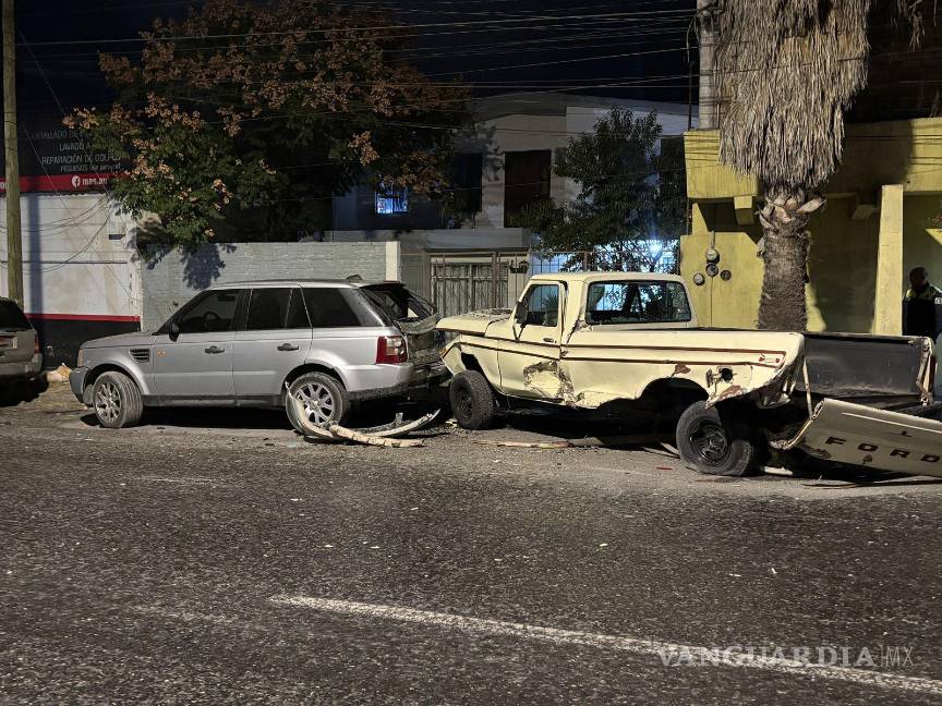 $!La Ford F-150 proyectada por el choque colisionó contra una Range Rover, aumentando los daños materiales.