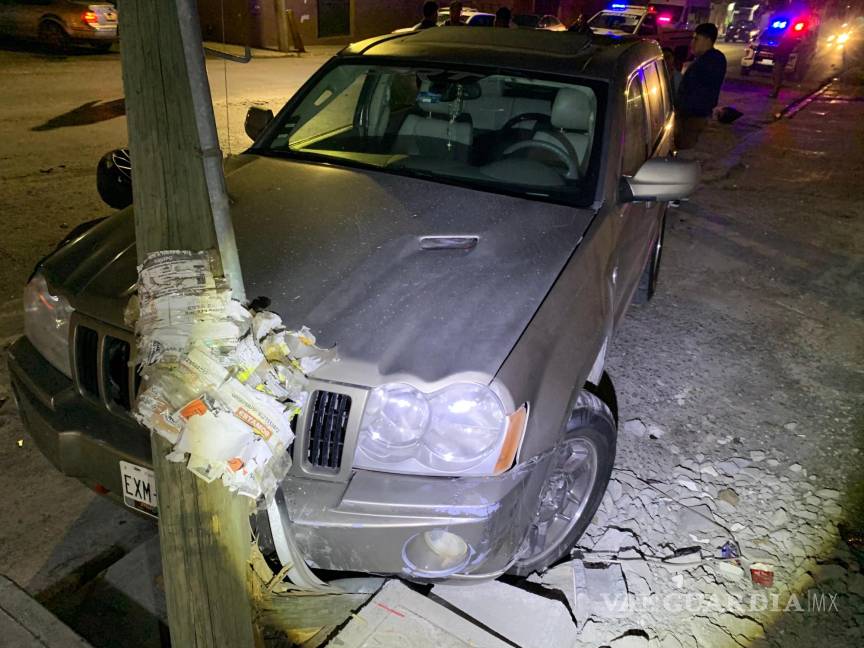 $!Elementos de Tránsito Municipal acudieron al lugar del accidente para tomar conocimiento de los hechos y prevenir otro percance.