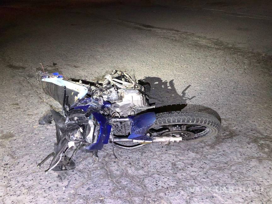 $!La moto terminó destrozada tras el encontronazo.