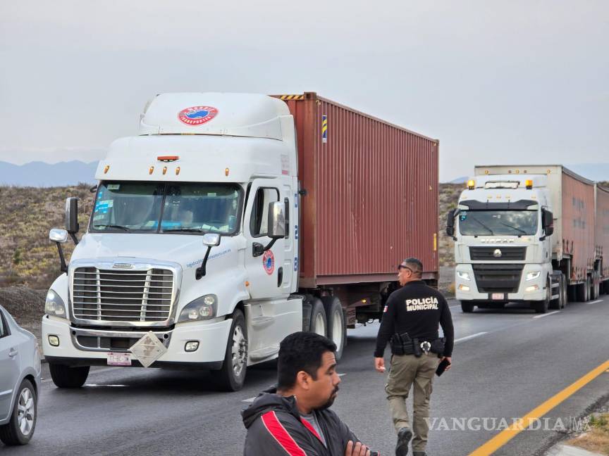 $!La carretera 40-D fue cerrada parcialmente para controlar el riesgo de explosión.