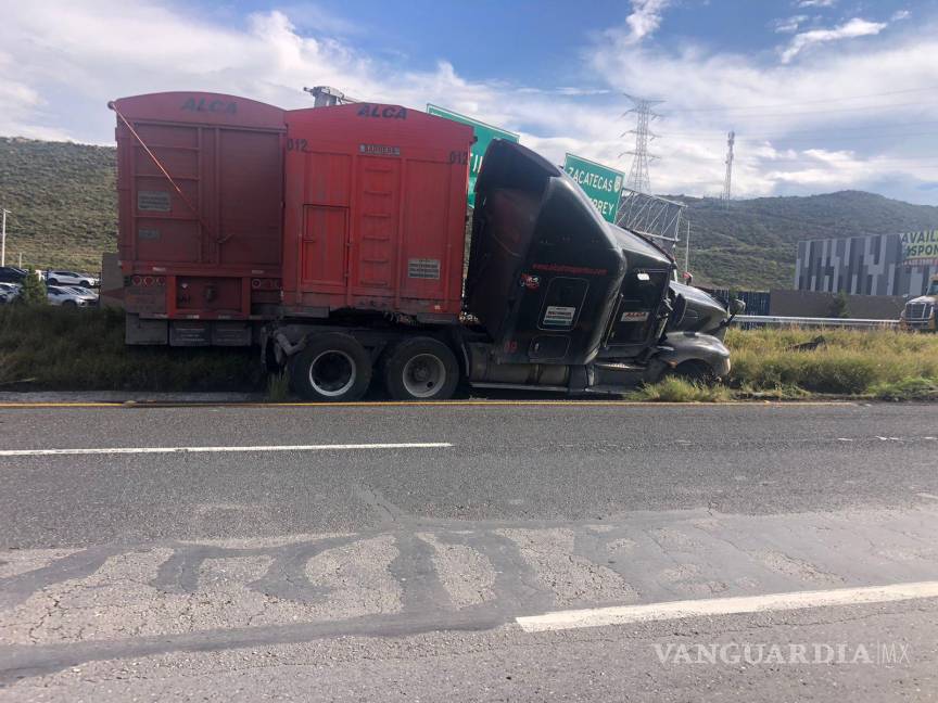 $!Trailero se impacta contra auto en carretera a Torreón