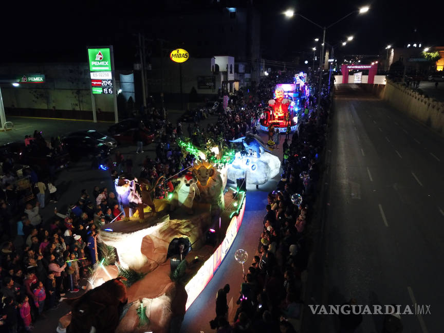 $!Miles disfrutan de luz y magia en tradicional desfile navideño en Saltillo