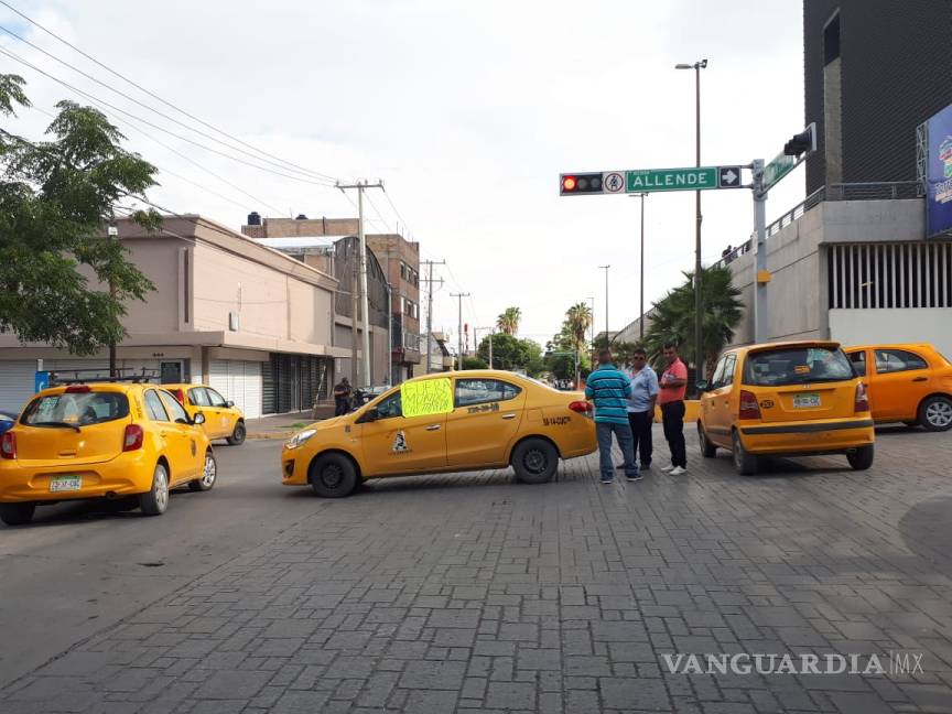 $!Se manifiestan taxistas de rutas colectivas en Torreón