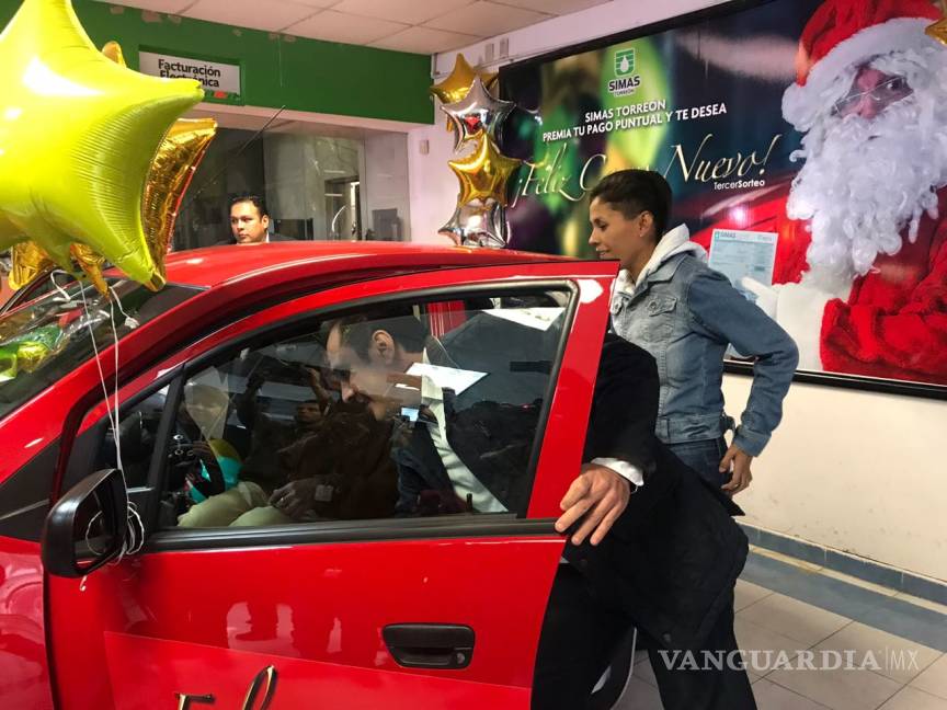 $!Entrega Simas Torreón auto al ganador del sorteo “Feliz Carro Nuevo”