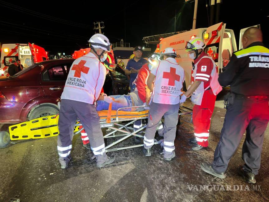 $!Paramédicos de la Cruz Roja trasladaron al responsable del accidente a un hospital para su atención médica.