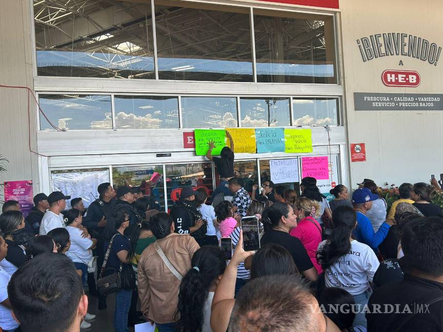 $!El director de la Policía de Torreón, Alfredo Flores, también arribó al lugar para dialogar con los inconformes, quienes rechazaron la versión de la Fiscalía.