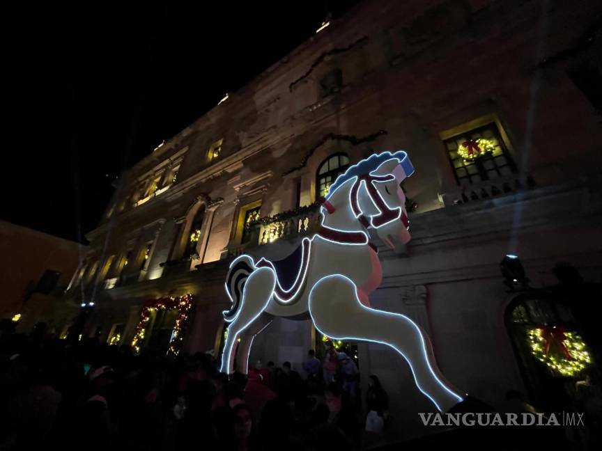 $!La principal plaza de la ciudad está decorada con motivos decembrinos.