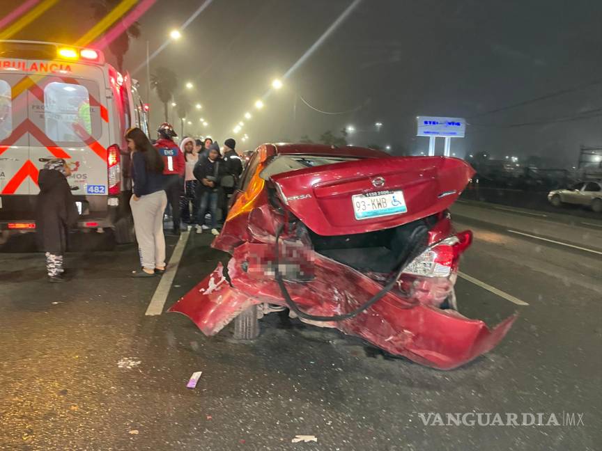 $!Paramédicos atendieron a menores tras accidente en la Monterrey-Saltillo.