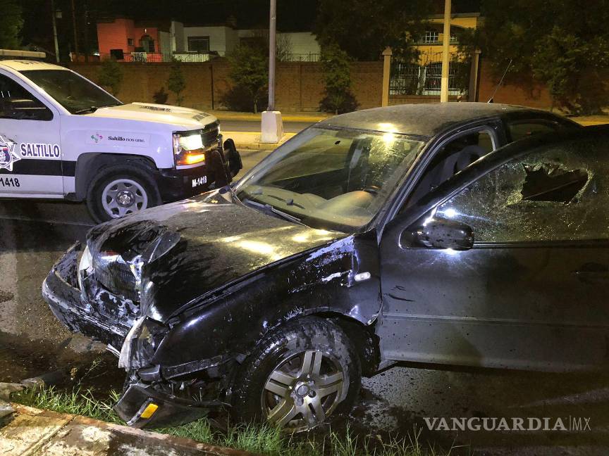 $!Casi destruido terminó el auto.