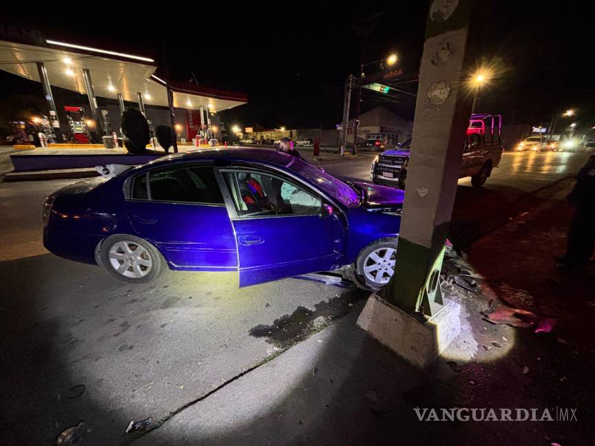 $!Autoridades detuvieron al conductor del Nissan, quien presentaba aliento alcohólico.