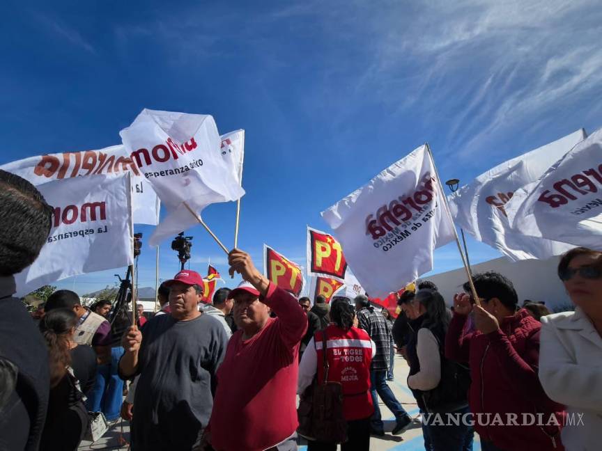 $!Militantes y simpatizantes de ambos partidos realizaron un mitin a las afueras del Instituto Electoral de Coahuila para respaldar la alianza rumbo al proceso electoral.