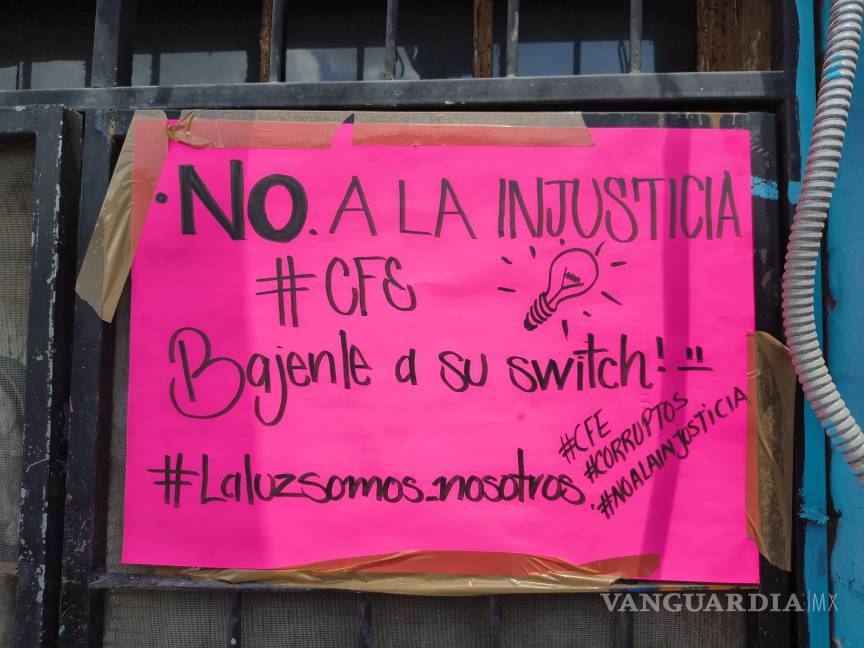 $!Mensajes en pancartas denuncian presuntos cobros injustificados y abusos por parte de la Comisión Federal de Electricidad.