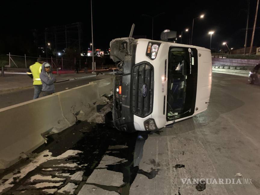 $!La vagoneta de transporte de personal quedó volcada tras el fuerte impacto de la camioneta.