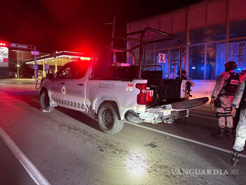 $!Dos elementos que viajaban en la batea de la unidad oficial salieron proyectados por el fuerte golpe.