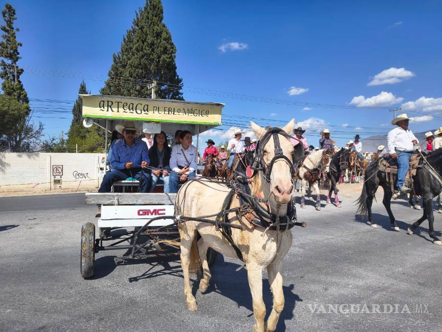 $!Los jinetes avanzaron hasta llegar a la Plaza de Toros Armillita. FOTO: FRANCISCO MUÑIZ