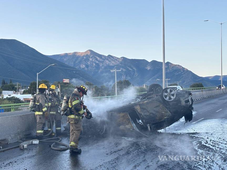 $!El joven conductor logró salir ileso del vehículo antes de que fuera consumido por el fuego.