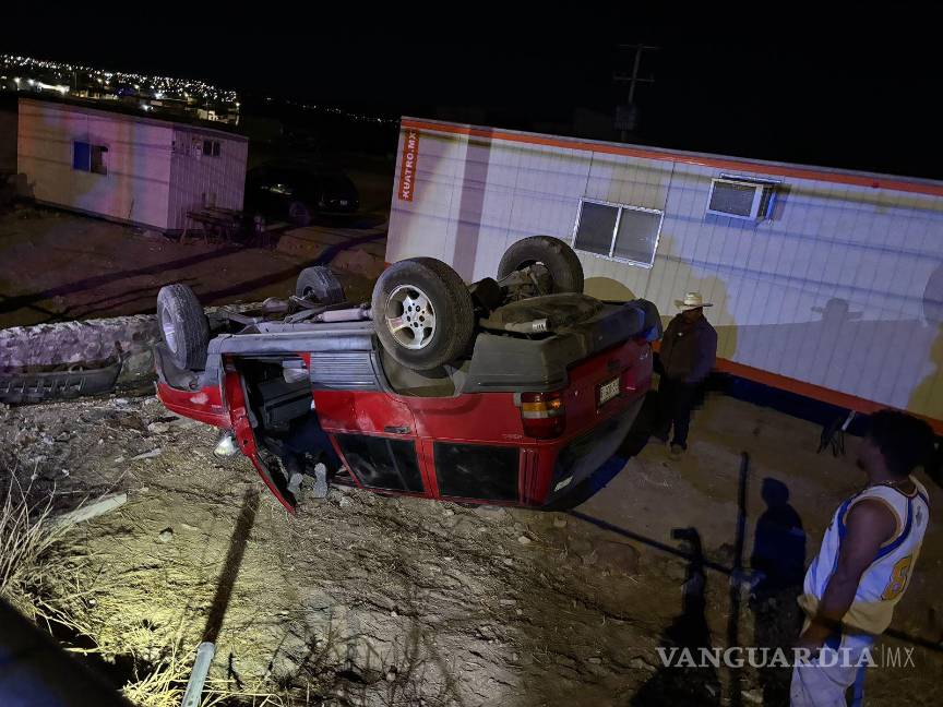 $!Vigilantes del lugar auxiliaron al conductor y alertaron a las autoridades tras el impacto.