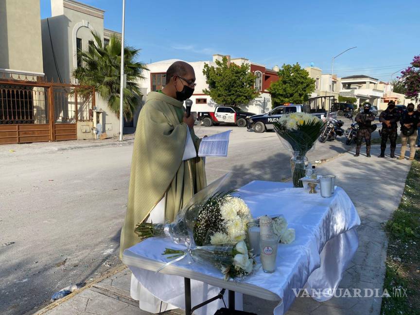 $!Un párroco pidió por el eterno descanso a los policías, que eran originarios de la ciudad de Torreón.