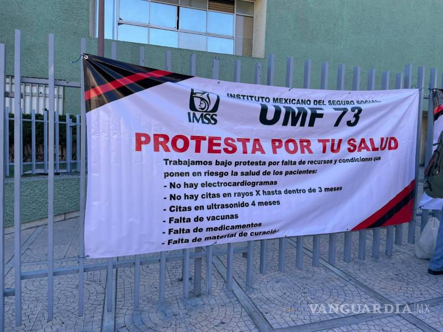 $!Carteles y lonas colocados por el personal médico y de enfermería en la UMF 73 expresan su protesta por la falta de recursos y riesgos para la salud de los pacientes.